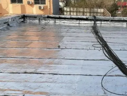 昆山卫生间漏水维修公司分享下昆山屋面楼顶防水刚性防水层施工要点。